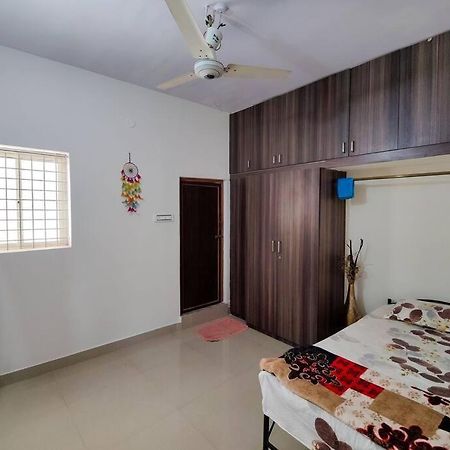 Comfy 2-Bedroom House In Sanjaynagar, Bengaluru Exterior foto