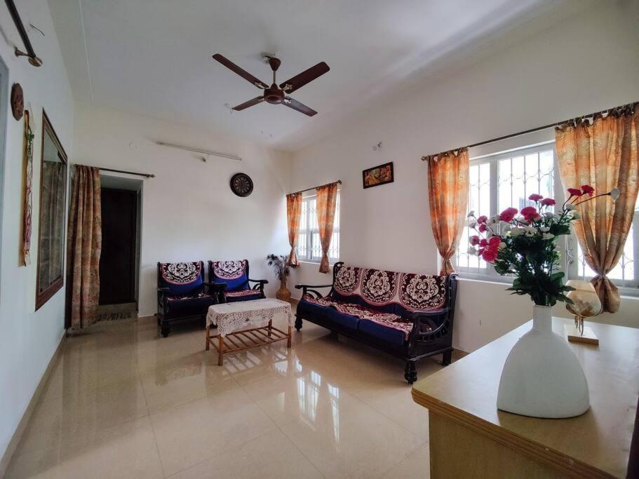 Comfy 2-Bedroom House In Sanjaynagar, Bengaluru Exterior foto
