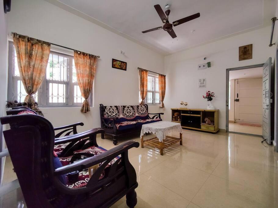 Comfy 2-Bedroom House In Sanjaynagar, Bengaluru Exterior foto